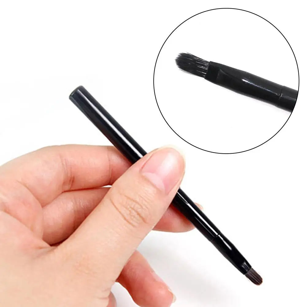 Portable Lip Brush with Cover – Lipstick Blending Tool
