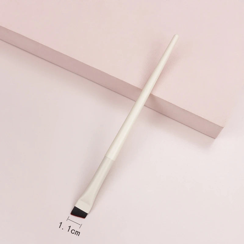Super-Slim Flat Eyeliner & Eyebrow Brush – Precision Detail