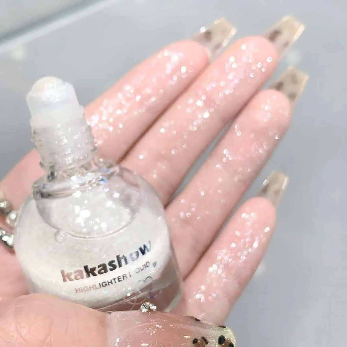 Kakashow Liquid Highlighter – Sparkling Glitter Face & Body Liquid Highlighter PRIMED