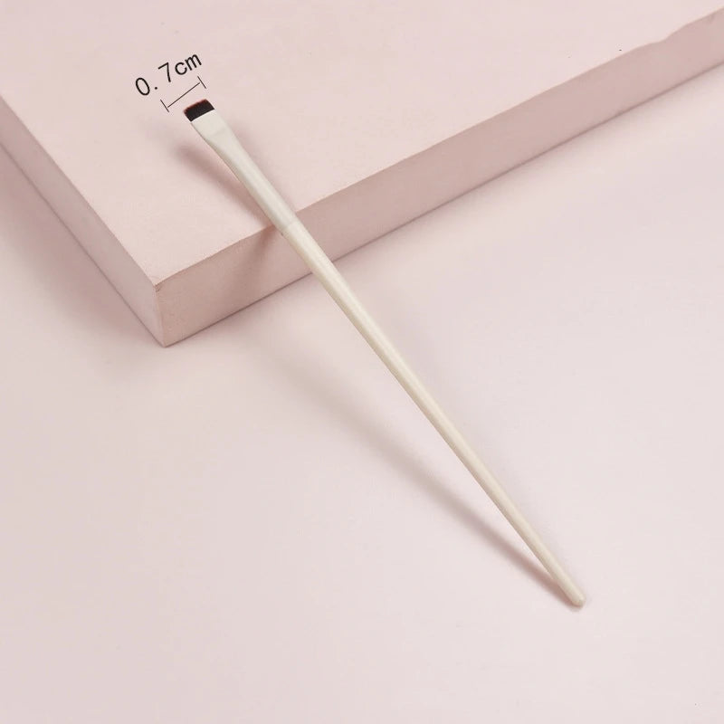 Super-Slim Flat Eyeliner & Eyebrow Brush – Precision Detail