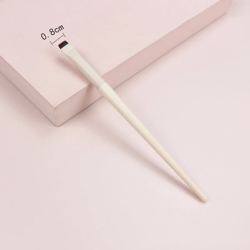 Super-Slim Flat Eyeliner & Eyebrow Brush – Precision Detail