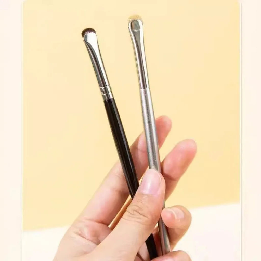 Crescent Angled Under Eye Makeup Brush – Eyeliner Detail