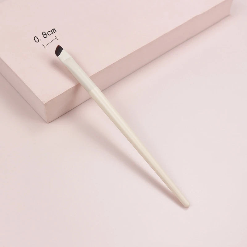 Super-Slim Flat Eyeliner & Eyebrow Brush – Precision Detail
