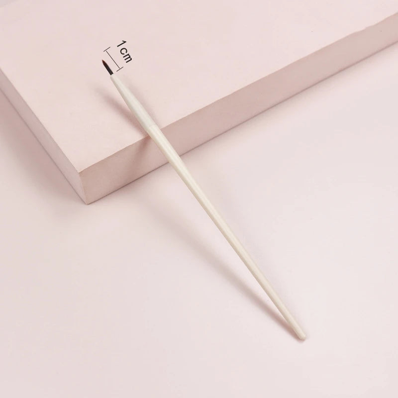 Super-Slim Flat Eyeliner & Eyebrow Brush – Precision Detail